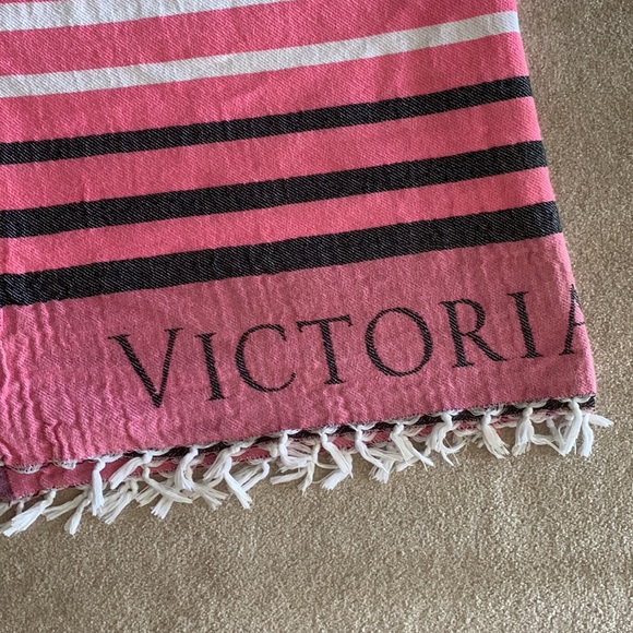 VICTORIA SECRET TASSEL BLANKET - Picture 6 of 7